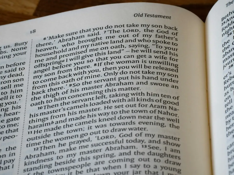 Une bible ouverte, en gros plan sur ses pages