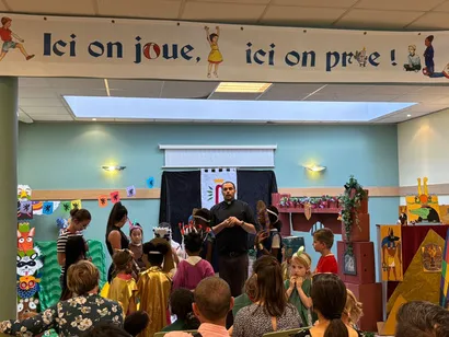 La salle du patronage décorée, avec la devise « ici on joue, ici on prie »