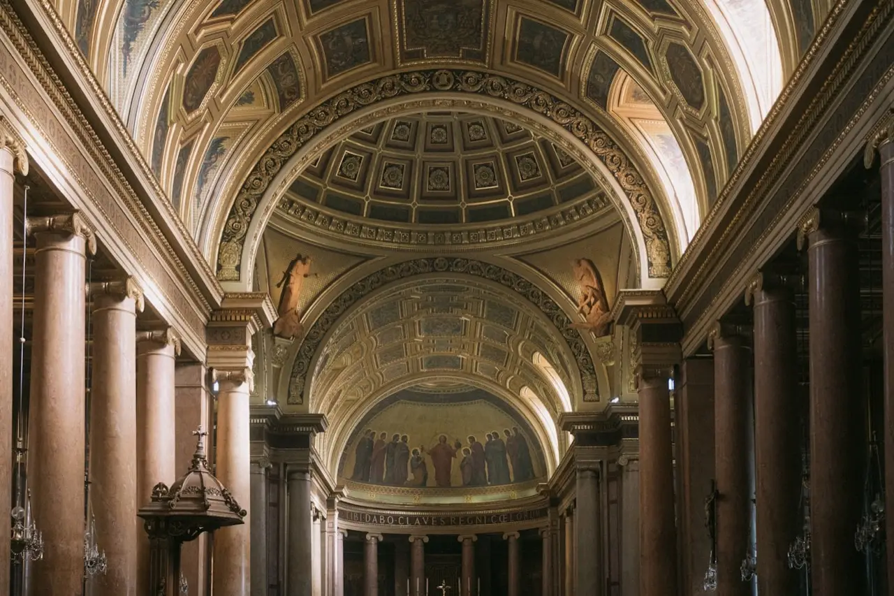 La nef d’une église en lumière naturelle